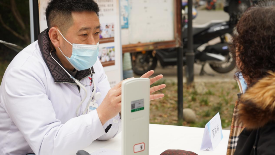 成华东区医院周树林深入社区,开展免费义诊活动